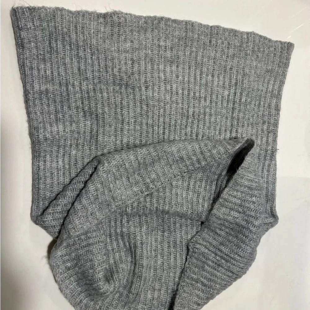 Elegant Gray Ribbed Knit Scarf